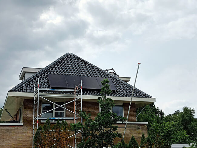 Zonnestroom systeem plaatsing op vrijstaande woning Zonnestroom systeem plaatsing op vrijstaande woning