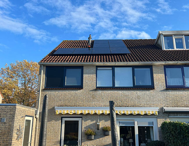 Compleet zonnepanelen systeem op hoekwoning Compleet zonnepanelen systeem op hoekwoning