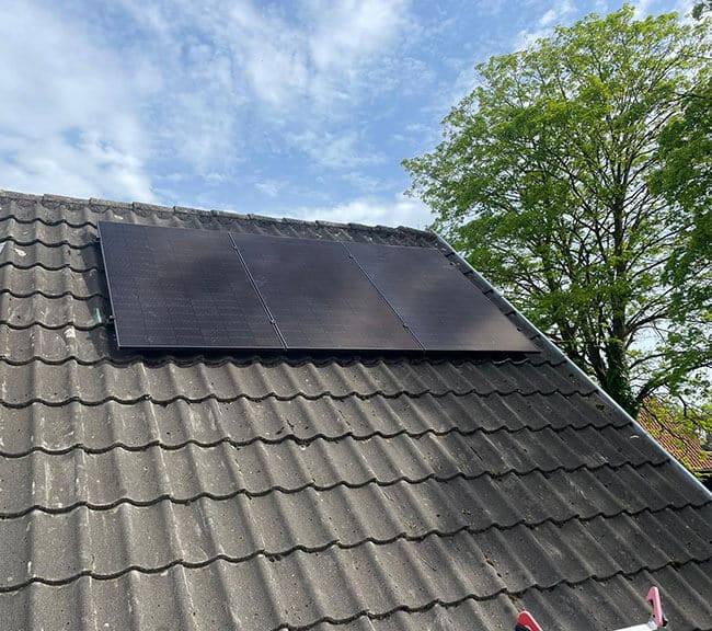 Dak met drie zonnepanelen in de Achterhoek Dak met drie zonnepanelen in de Achterhoek