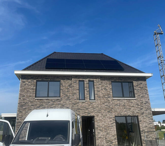 Dak vrijstaande woning zonnepanelen Friesland Dak vrijstaande woning zonnepanelen Friesland