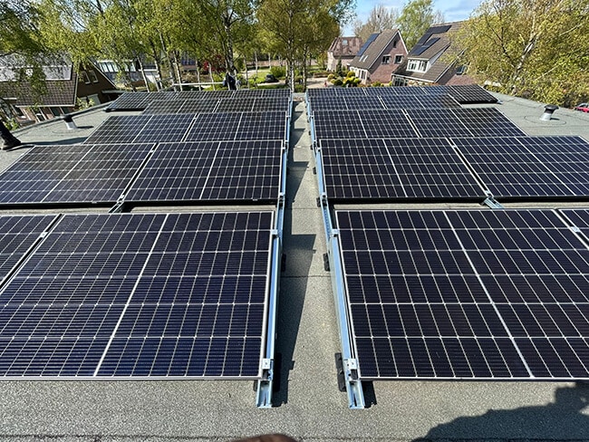 Plat dak met zonnepanelen Franeker Plat dak met zonnepanelen Franeker