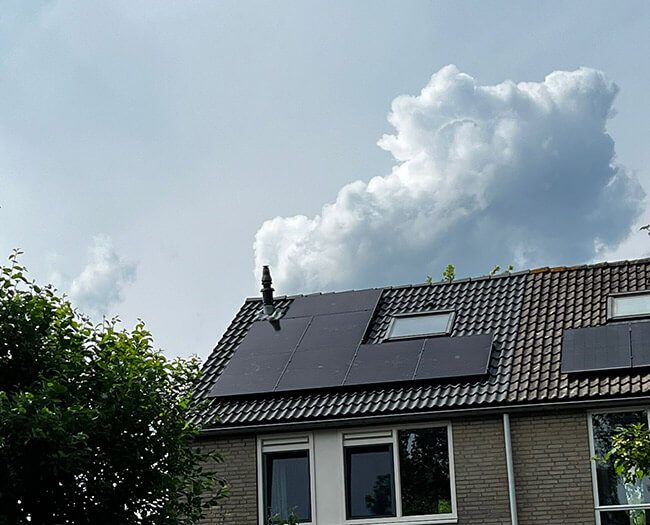 Rijtjeswoning met zonnestroom systeem Rijtjeswoning met zonnestroom systeem
