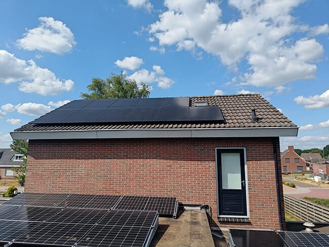 Schuin dak en plat dak van woning met zonnepanelen in Wolvega Schuin dak en plat dak van woning met zonnepanelen in Wolvega