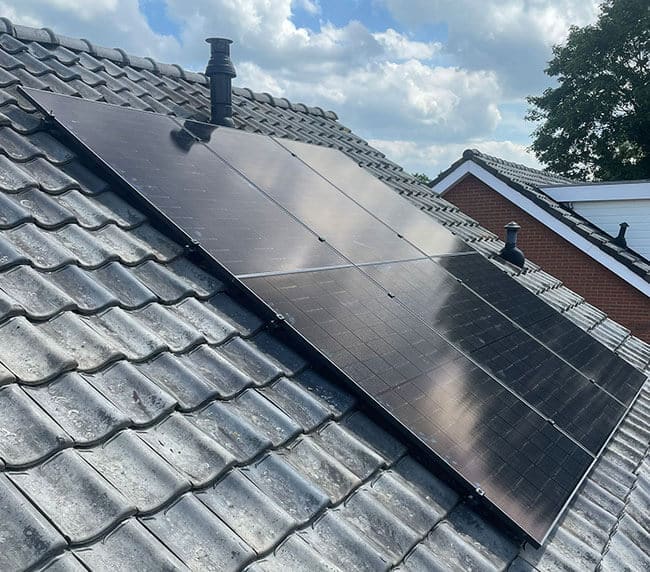 Schuin dak zonnepanelen met wolken Schuin dak zonnepanelen met wolken