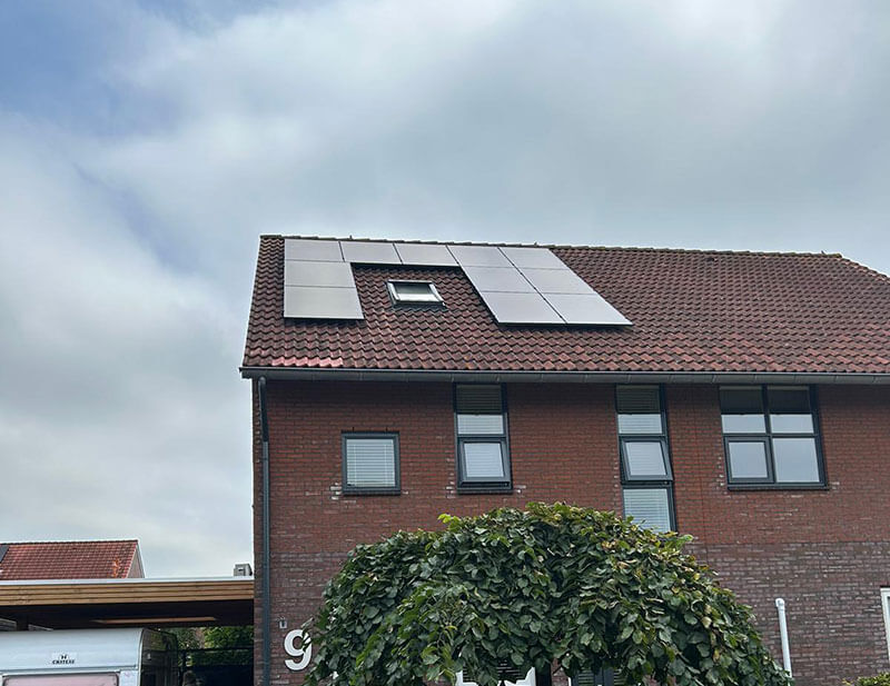 Twee onder een kap woning met zonnepanelen in Burgum Twee onder een kap woning met zonnepanelen in Burgum