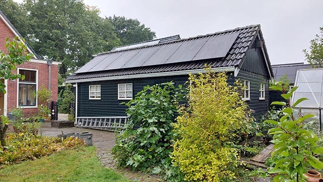 Zonne-energie opwekken met systeem op schuur Zonne-energie opwekken met systeem op schuur