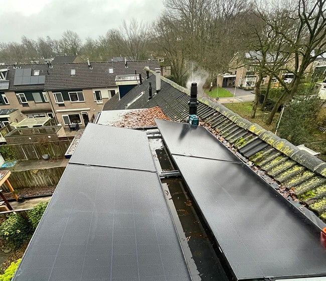 Zonne-energie systeem op plat dak in woonwijk Zonne-energie systeem op plat dak in woonwijk