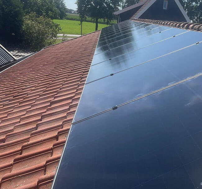 Zonne-energie systeem op schuin dak met dakpannen Zonne-energie systeem op schuin dak met dakpannen