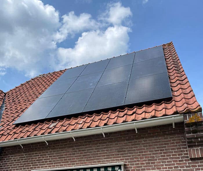 Zonne-energie systeem op schuin dak salderen Zonne-energie systeem op schuin dak salderen