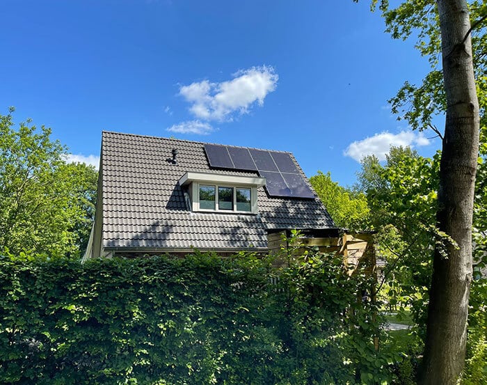Zonne-energie systeem op vrijstaande woning Zonne-energie systeem op vrijstaande woning
