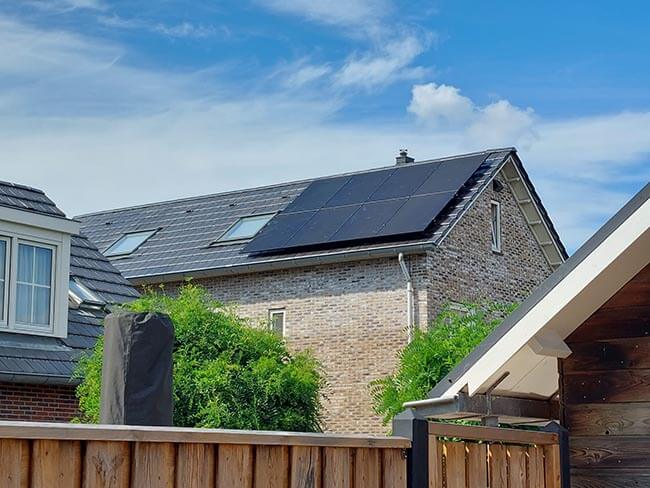 Zonne-energie systeem op woning met korte terugverdientijd Zonne-energie systeem op woning met korte terugverdientijd