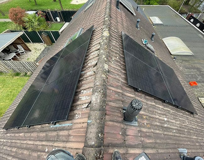 Zonne-energiesysteem op schuine helling van dak Zonne-energiesysteem op schuine helling van dak