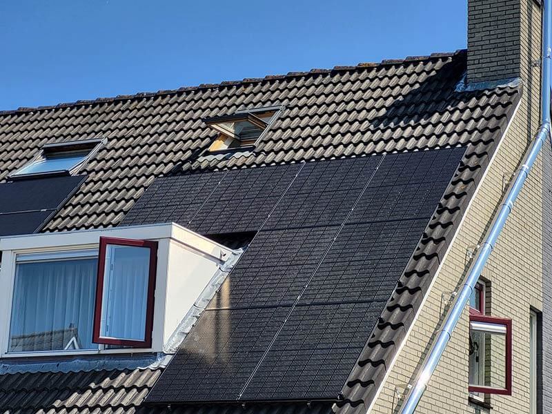 Zonnepaneel systeem op rijtjeswoning met schuin dak Zonnepaneel systeem op rijtjeswoning met schuin dak