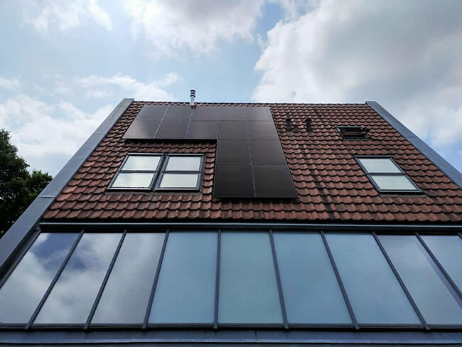 Zonnepanelen in Friesland op stijle muur Zonnepanelen in Friesland op stijle muur