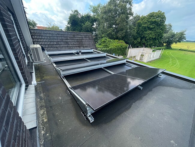 Zonnepanelen installatie op plat dak