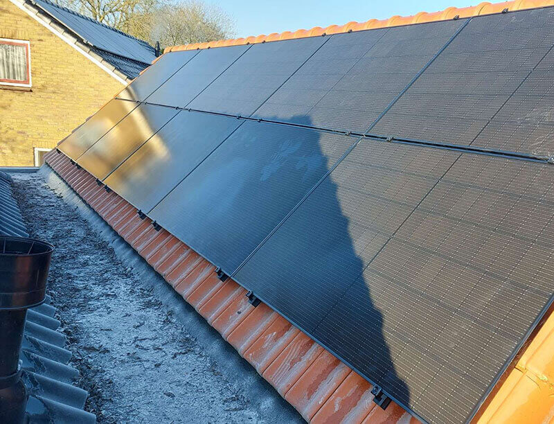 Zonnepanelen op dak met schaduw Zonnepanelen op dak met schaduw