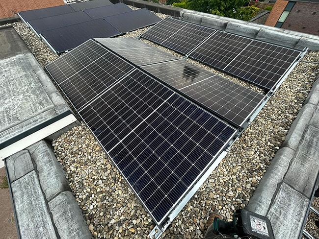 Zonnepanelen op plat dak Zonnepanelen op plat dak