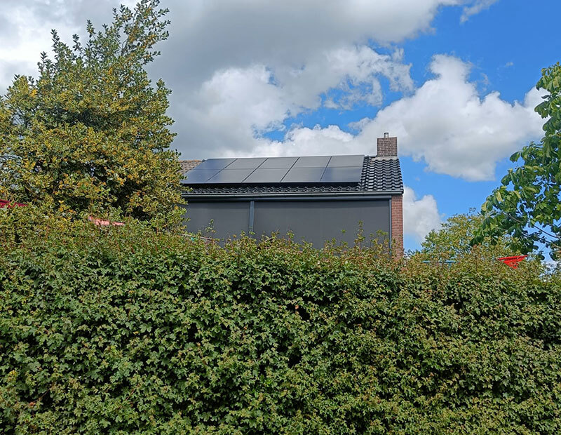 Zonnepanelen op schuin dak in Burgum Zonnepanelen op schuin dak in Burgum