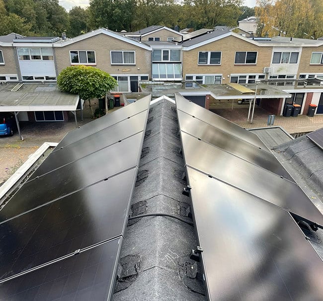 Zonnepanelen op schuin dak met 25 jaar productgarantie Zonnepanelen op schuin dak met 25 jaar productgarantie
