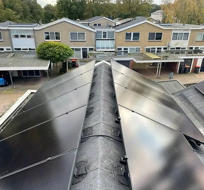 Zonnepanelen op schuin dak met 25 jaar productgarantie