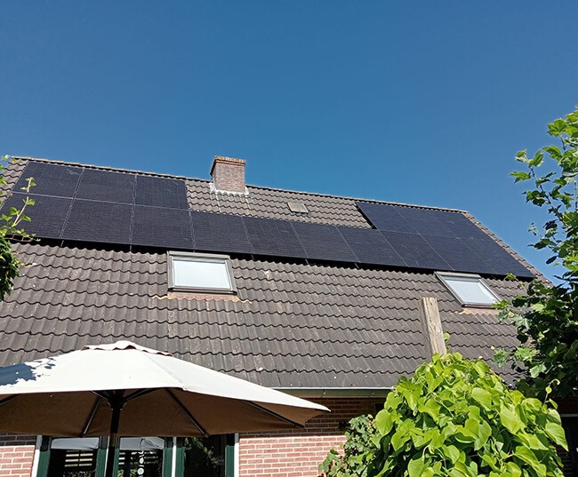 Zonnestroom systeem op dak aangelegd met totaalservice Zonnestroom systeem op dak aangelegd met totaalservice