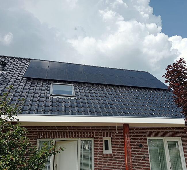 Zonnestroom systeem op modern dak van woning Zonnestroom systeem op modern dak van woning
