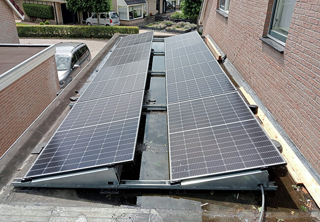 Zonnestroom systeem op plat dak van huis Zonnestroom systeem op plat dak van huis