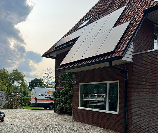 Zonnepanelen in Emmeloord schuin dak hoog Wp vermogen Zonnepanelen in Emmeloord schuin dak hoog Wp vermogen