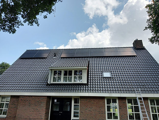Zonnepanelen in Zeewolde op schuin dak met subsidie Zonnepanelen in Zeewolde op schuin dak met subsidie