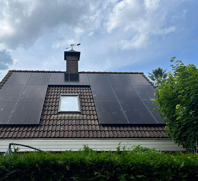 Zonnepanelen op dak met gedeeltelijke schaduw Zonnepanelen op dak met gedeeltelijke schaduw