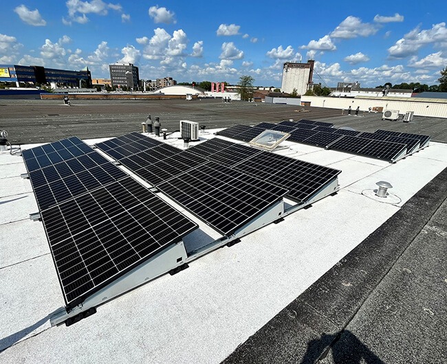 Zonnepanelen op plat dak met terugverdientijd van vijf jaar Zonnepanelen op plat dak met terugverdientijd van vijf jaar