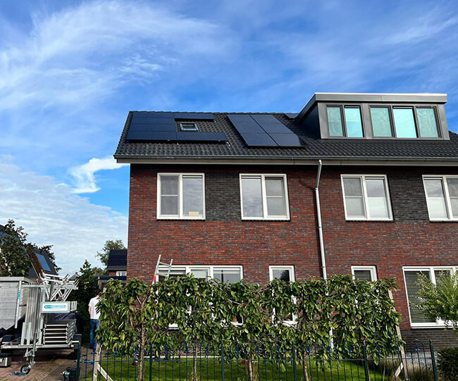 Dak hoekhuis met zonne-energie systeem en lage terugverdientijd Dak hoekhuis met zonne-energie systeem en lage terugverdientijd