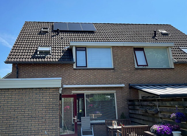 Drie zonnepanelen op rijtjeswoning Drie zonnepanelen op rijtjeswoning