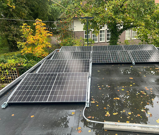 Groene stroom opwekken op plat dak met zonne-energie Groene stroom opwekken op plat dak met zonne-energie
