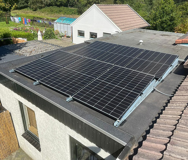 Plat dak met zonnepanelen zonder schaduw Plat dak met zonnepanelen zonder schaduw