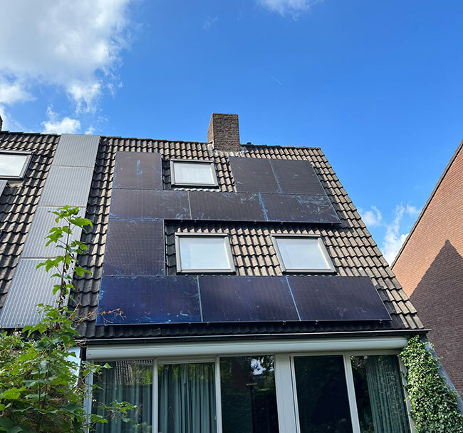 Schuin dak van rijtjeswoning met zonnepanelen in Almere Schuin dak van rijtjeswoning met zonnepanelen in Almere