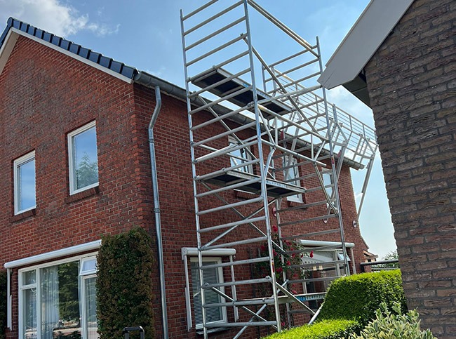 Steiger voor plaatsing zonne-energie systeem Steiger voor plaatsing zonne-energie systeem