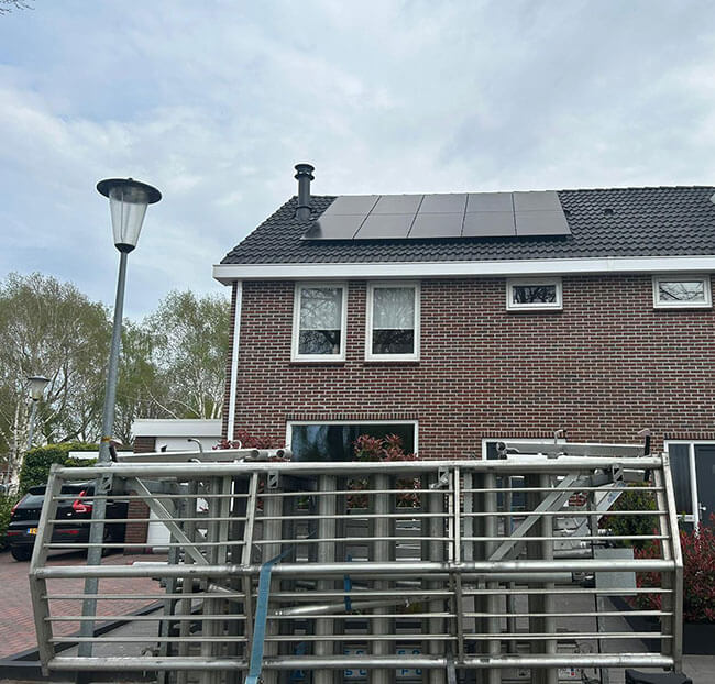 Zonne-energie systeem dak hoekwoning Zonne-energie systeem dak hoekwoning