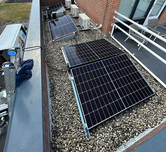 Zonnestroom systeem op plat dak Zonnestroom systeem op plat dak